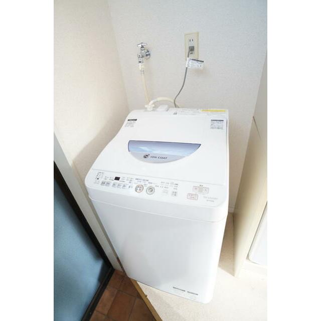 洗濯機置き場は室内にあるので雨に濡れる心配はありません。