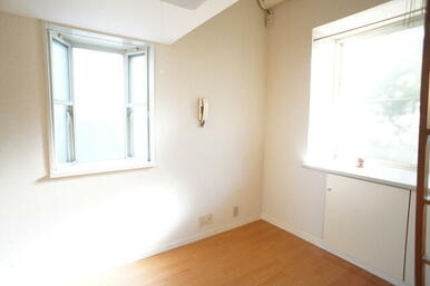 ２面採光なので、明るく風通しのよい過ごしやすいお部屋です♪