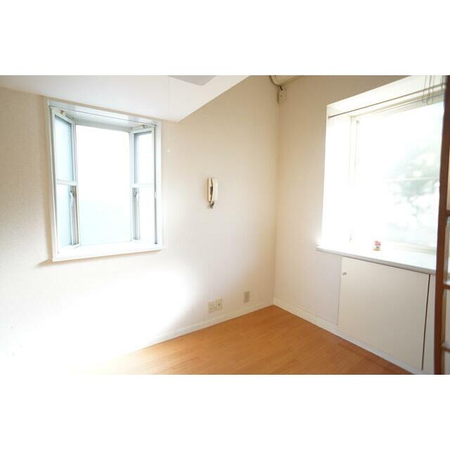 ２面採光なので、明るく風通しのよい過ごしやすいお部屋です♪