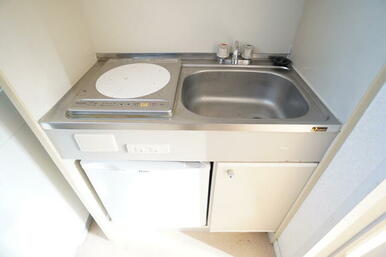 キッチンは収納付なので、調理器具など必要な物を収納できます☆