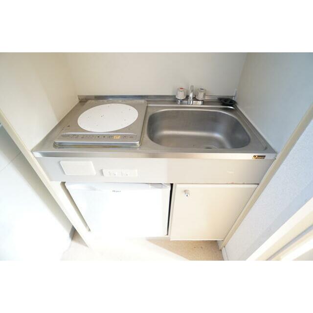 キッチンは収納付なので、調理器具など必要な物を収納できます☆