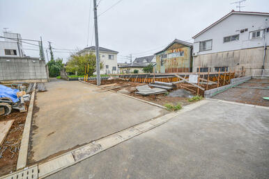 【建築中】実住小学校まで徒歩３分、八街中央中学校まで徒歩９分の子育て環境に恵まれた場所です！