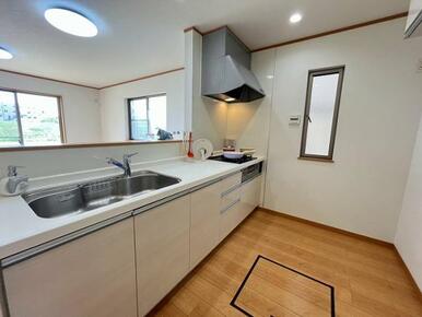 「キッチン」採光の良い、明るいキッチンです。