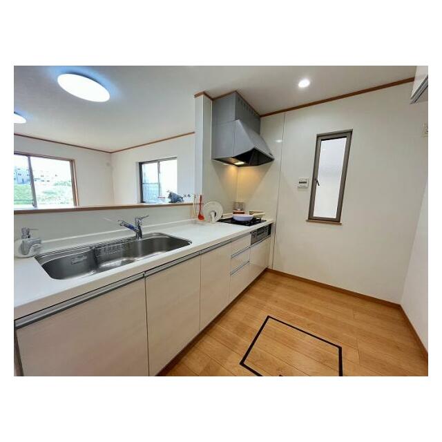 「キッチン」採光の良い、明るいキッチンです。