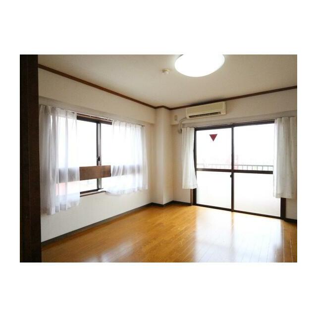 二面採光で明るい居室です