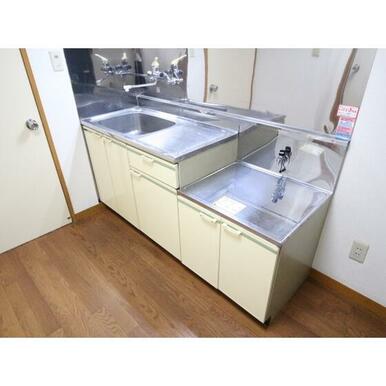 コンロがおけるキッチンです