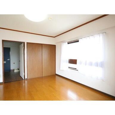 二面採光で明るい居室です