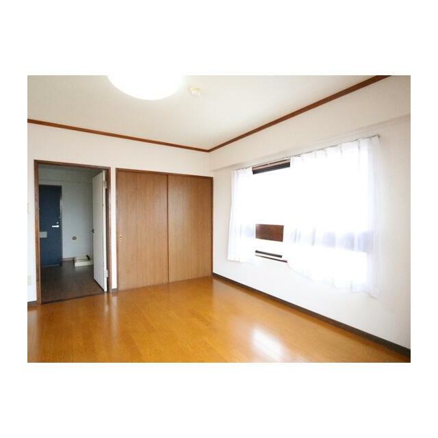 二面採光で明るい居室です