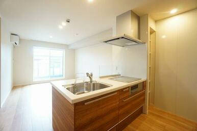 【１４．５帖ＬＤＫ】対面式タイプのカウンターキッチンを採用したＬＤＫ　リビングが見渡せるため、料理…