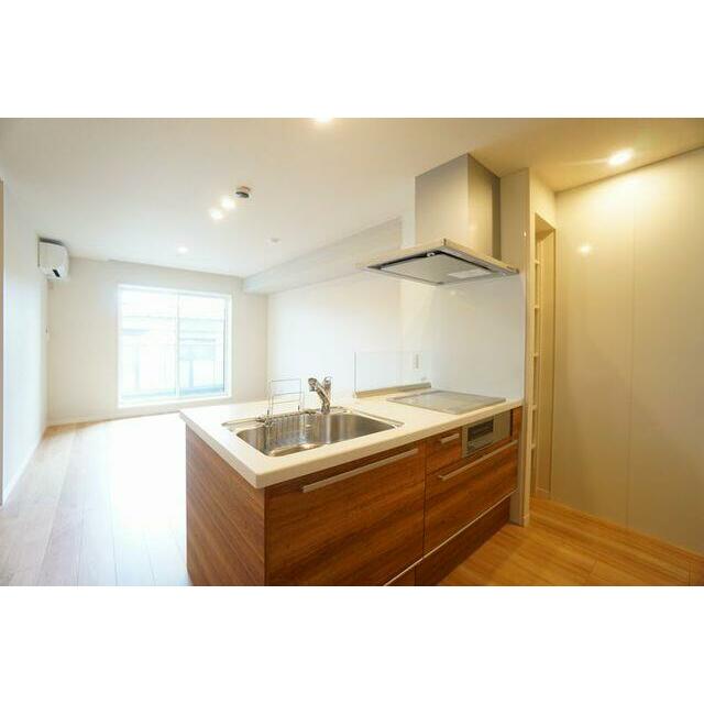 【１４．５帖ＬＤＫ】対面式タイプのカウンターキッチンを採用したＬＤＫ　リビングが見渡せるため、料理…