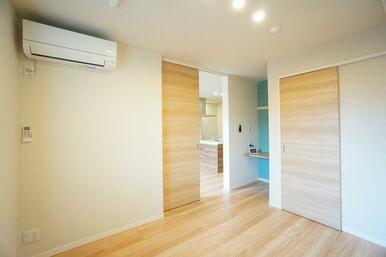 【７．０帖洋室】　エアコン・飾り棚付き・ウォークイン・クローゼット付き