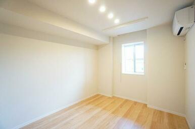 【７．０帖洋室】　エアコン・飾り棚付き　１．９帖ウォークイン・クローゼット付き