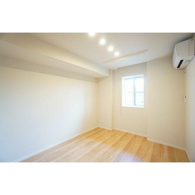 【７．０帖洋室】　エアコン・飾り棚付き　１．９帖ウォークイン・クローゼット付き