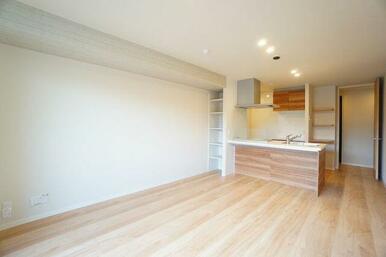 【１４．５帖ＬＤＫ】対面式タイプのカウンターキッチンを採用したＬＤＫ　リビングが見渡せるため、料理…