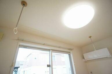 【ホスクリーン】部屋干しに便利な室内物干付きで雨の日や外出時も安心して洗濯物が干せます◎