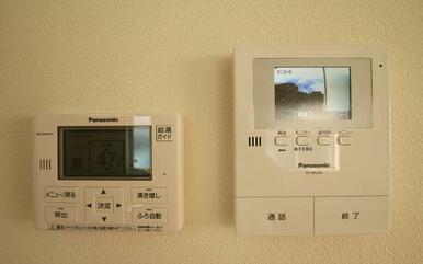 キッチン近くにはモニター付きインターホンが設置されている為、事前に来訪者を確認することができます。…