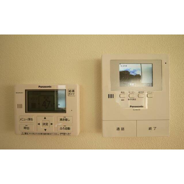 キッチン近くにはモニター付きインターホンが設置されている為、事前に来訪者を確認することができます。…