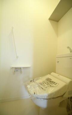 多機能便座を設置しております。タオル掛けや収納棚、手すりが設置されております。