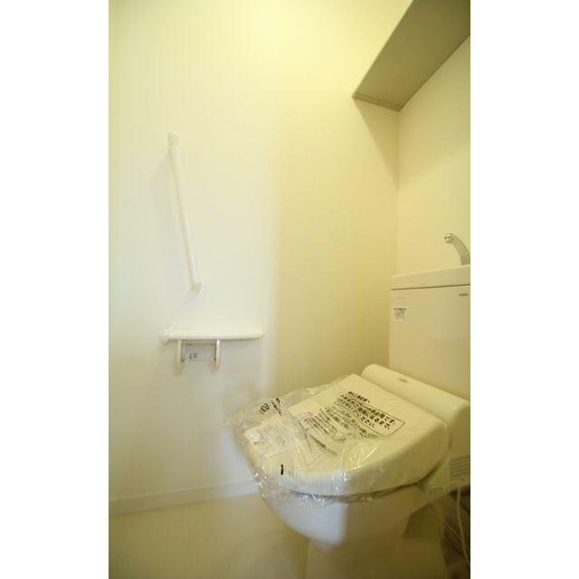 多機能便座を設置しております。タオル掛けや収納棚、手すりが設置されております。