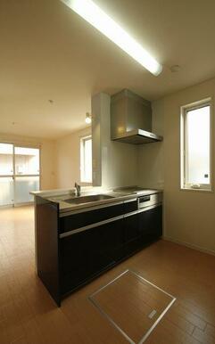 システムキッチン採用、３口ＩＨコンログリル付きです。