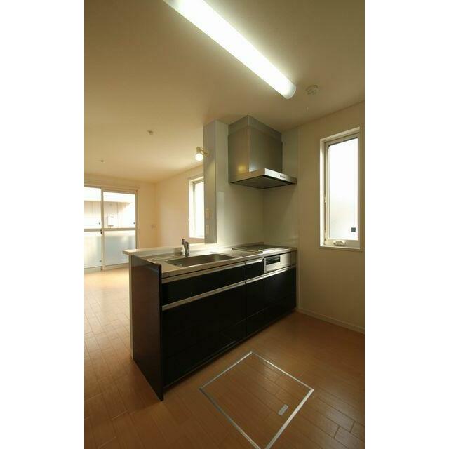 システムキッチン採用、３口ＩＨコンログリル付きです。