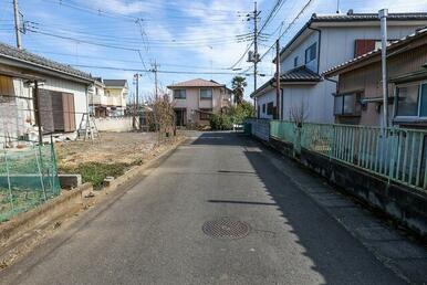 前面道路を東方向に撮影