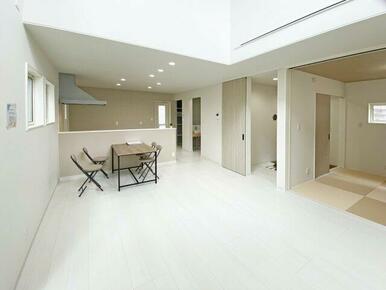 開放感のある16帖LDK。家具との相性が良いホワイトの床。