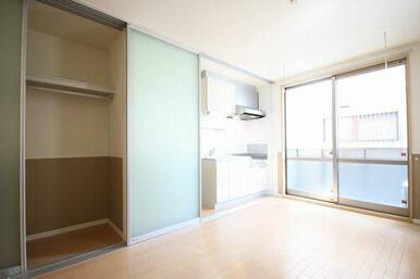 キッチン横にはハンガーパイプ付きの収納がございます。