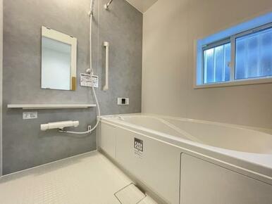 ゆったりと浸かれる1坪風呂を採用！1日の疲れを癒してくれる浴室は窓のある開放的な空間＾＾