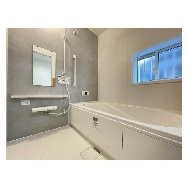 ゆったりと浸かれる1坪風呂を採用！1日の疲れを癒してくれる浴室は窓のある開放的な空間＾＾