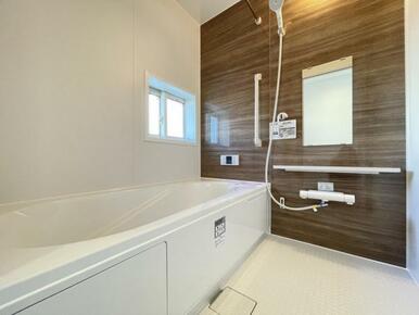 ゆったりと浸かれる1坪風呂を採用！1日の疲れを癒してくれる浴室は窓のある開放的な空間＾＾