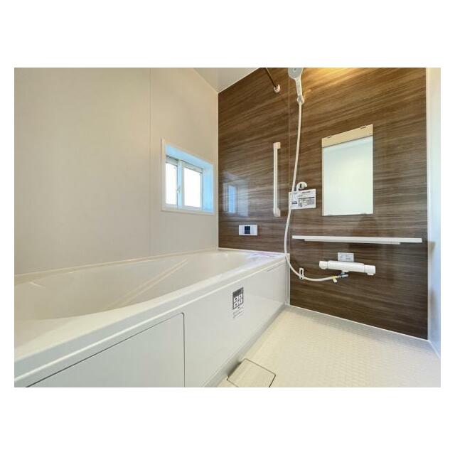 ゆったりと浸かれる1坪風呂を採用！1日の疲れを癒してくれる浴室は窓のある開放的な空間＾＾