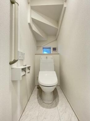 採光窓は臭い対策にもなって清潔な空間を保てます♪立ち上がりをサポートしてくれる手すりも完備！