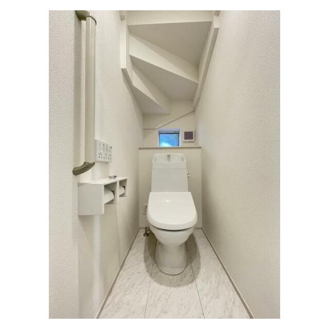 採光窓は臭い対策にもなって清潔な空間を保てます♪立ち上がりをサポートしてくれる手すりも完備！