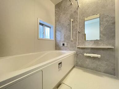 ゆったりと浸かれる1坪風呂を採用！1日の疲れを癒してくれる浴室は窓のある開放的な空間＾＾