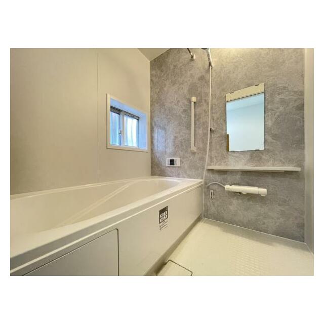 ゆったりと浸かれる1坪風呂を採用！1日の疲れを癒してくれる浴室は窓のある開放的な空間＾＾