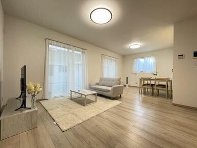 開放感のあるゆとりあるリビング。採光にもこだわった居心地の良い空間です♪