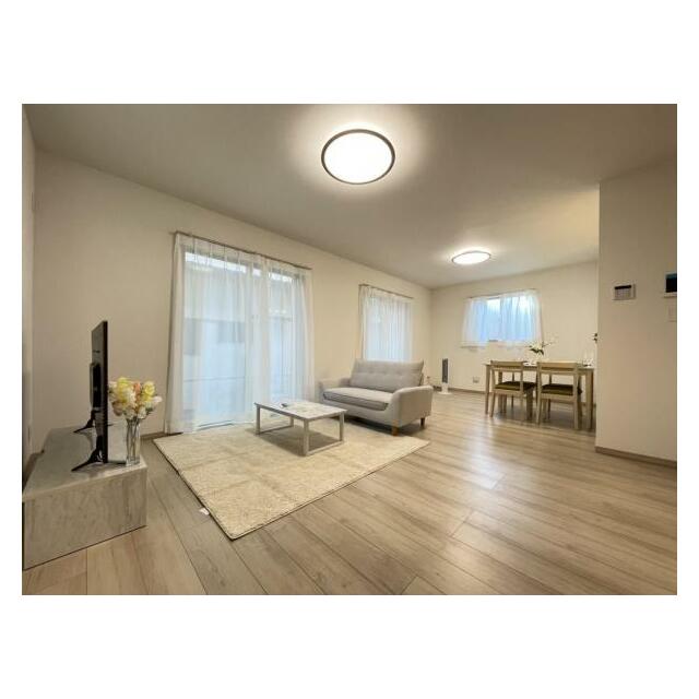 開放感のあるゆとりあるリビング。採光にもこだわった居心地の良い空間です♪