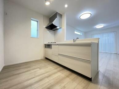 リビングの様子を見ながら家事ができるので小さなお子さまがいるご家庭も安心です＾＾