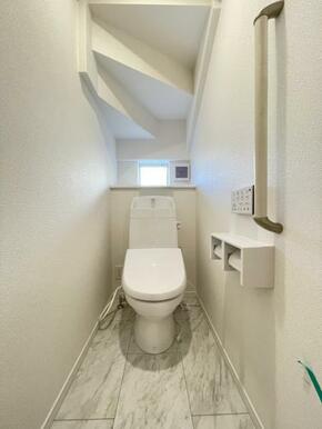 採光窓は臭い対策にもなって清潔な空間を保てます♪立ち上がりをサポートしてくれる手すりも完備！