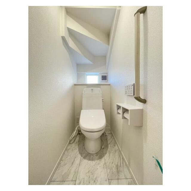 採光窓は臭い対策にもなって清潔な空間を保てます♪立ち上がりをサポートしてくれる手すりも完備！