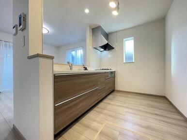 リビングの様子を見ながら家事ができるので小さなお子さまがいるご家庭も安心です＾＾