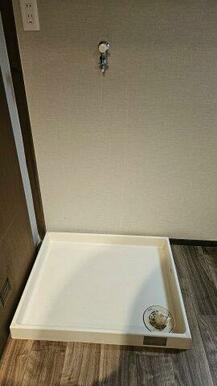 洗濯機置き場は防水パンも設置されています。