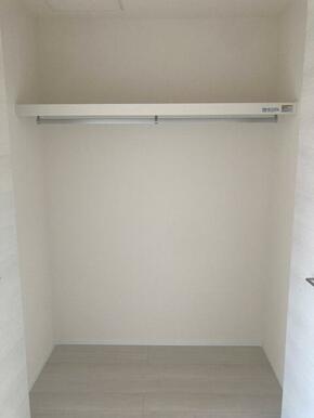空間の使い方はいろいろ。服だけでなくさまざまなアイテムの収納にも◎（2号棟）