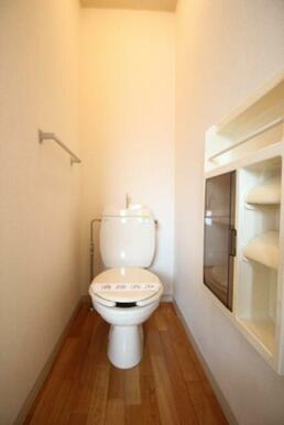 【トイレ】タオル掛けや収納も付いています