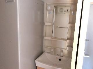 収納力と機能性に優れたシャワー付き洗面化粧台♪