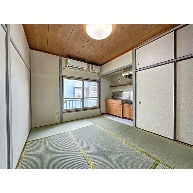 窓から光の入るお部屋です