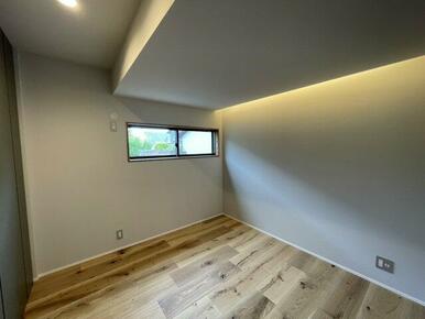 洋室は間接照明もあり、お部屋の雰囲気◎