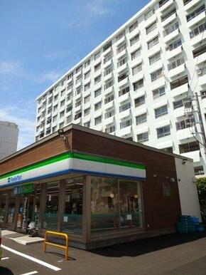 ファミリーマート　徒歩２分