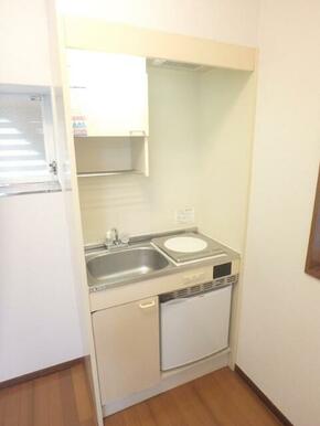 ＩＨキッチン、横窓があり明るさも十分です